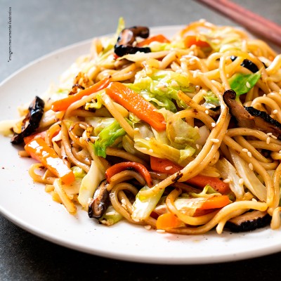 - Yakisoba Vegetariano